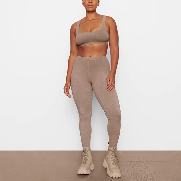 SKIMS Pants - Skims Outdoor leggings in desert. Medium NWOT